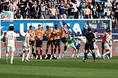 الدوري الفرنسي.. ليل يهزم باريس بصعوبة وتعادل مثير بين لوهافر وميتز